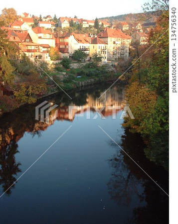 捷克克魯姆洛夫映照在伏爾塔瓦河上 134756340