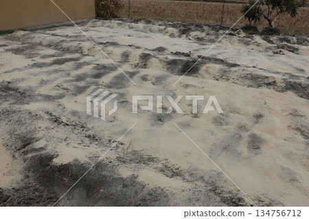 Preparing the soil for winter: Rice bran container Preparing the soil for winter: Rice bran container 134756712