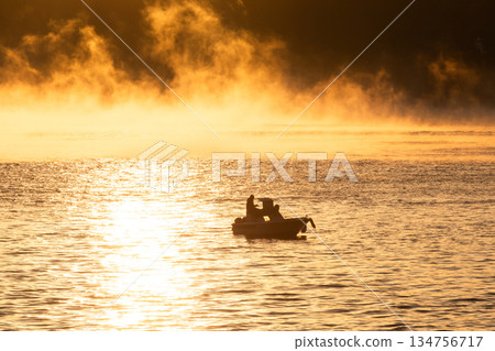 清晨的陽光灑在瀨戶內海上,海霧繚繞。 清晨的陽光灑在瀨戶內海上,海霧繚繞。 134756717