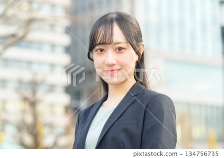 辦公區和一位穿西裝的女士 辦公區和一位穿西裝的女士 134756735