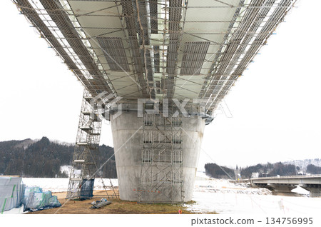 高架橋橋墩施工中 134756995