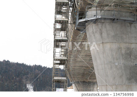 高架橋橋墩施工中 高架橋橋墩施工中 134756998