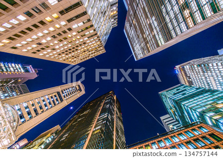日本東京城市景觀：邁向未來……即使是平日的最後一天，大手町辦公區依然燈火輝煌。邁向新時代 = 12月26日 134757144