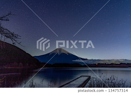 (Shizuoka Prefecture) Lake Tanuki and Mt. Fuji before dawn 134757314