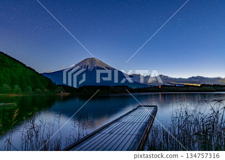 (Shizuoka Prefecture) Lake Tanuki and Mt. Fuji before dawn 134757316