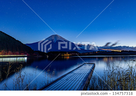 (Shizuoka Prefecture) Lake Tanuki and Mt. Fuji before dawn 134757318