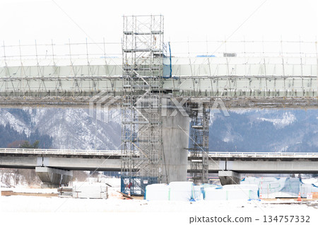 高架橋橋墩施工中 高架橋橋墩施工中 134757332