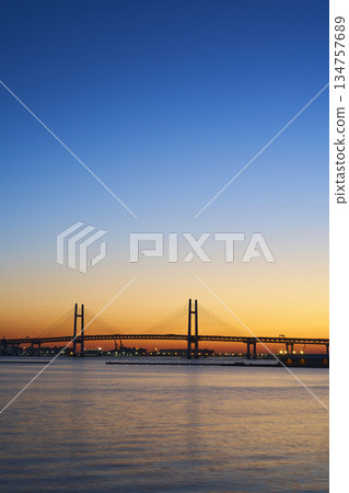 橫濱港、橫濱灣大橋、橫濱市的日出 橫濱港、橫濱灣大橋、橫濱市的日出 134757689