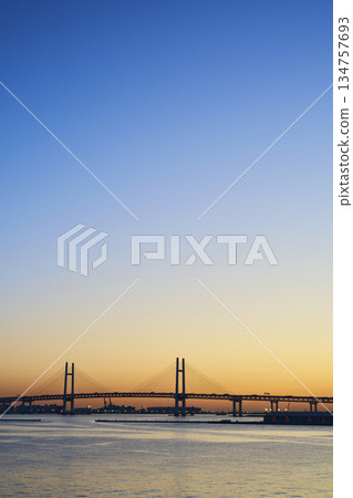 橫濱港、橫濱灣大橋、橫濱市的日出 134757693