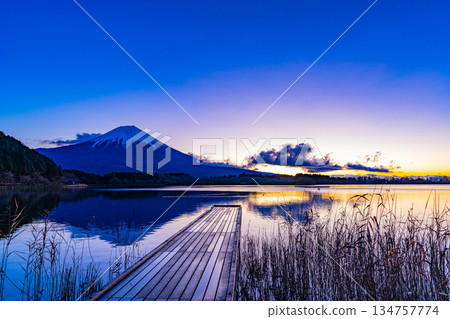 (Shizuoka Prefecture) Lake Tanuki in winter, before sunrise (Shizuoka Prefecture) Lake Tanuki in winter, before sunrise 134757774