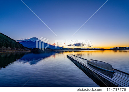 (Shizuoka Prefecture) Lake Tanuki in winter, before sunrise (Shizuoka Prefecture) Lake Tanuki in winter, before sunrise 134757776