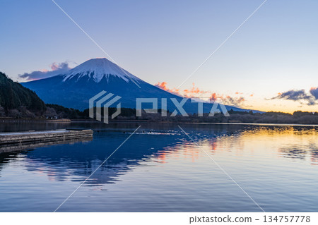 (Shizuoka Prefecture) Lake Tanuki in winter, before sunrise (Shizuoka Prefecture) Lake Tanuki in winter, before sunrise 134757778