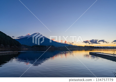 (Shizuoka Prefecture) Lake Tanuki in winter, before sunrise 134757779
