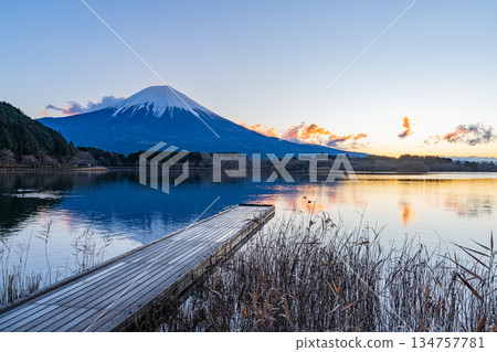 (Shizuoka Prefecture) Lake Tanuki in winter, before sunrise (Shizuoka Prefecture) Lake Tanuki in winter, before sunrise 134757781