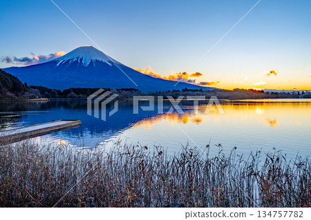 (Shizuoka Prefecture) Lake Tanuki in winter, before sunrise (Shizuoka Prefecture) Lake Tanuki in winter, before sunrise 134757782