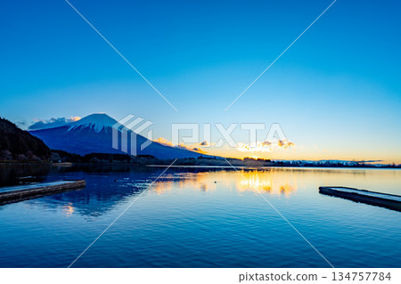 (Shizuoka Prefecture) Lake Tanuki in winter, before sunrise (Shizuoka Prefecture) Lake Tanuki in winter, before sunrise 134757784