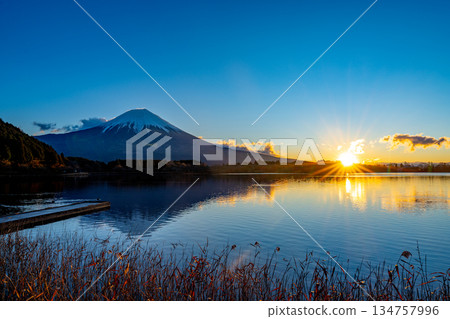 (Shizuoka Prefecture) Sunrise at Lake Tanuki in winter (Shizuoka Prefecture) Sunrise at Lake Tanuki in winter 134757996