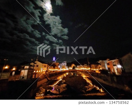 從琴平大宮橋眺望神倉川的夜景 從琴平大宮橋眺望神倉川的夜景 134758562