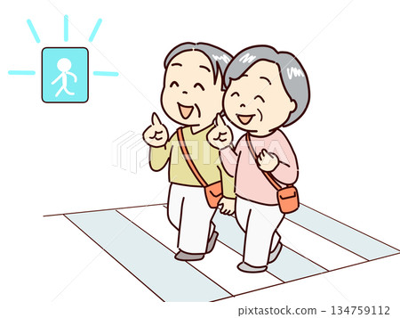 一位精神抖擻的老人在綠燈亮起前穿過馬路。 134759112