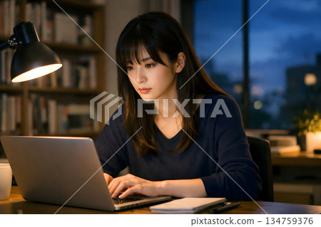 在家工作的女性，她常常工作到深夜。 134759376