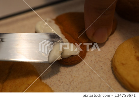 特寫鏡頭：雙手正在用糖霜裝飾餅乾 134759671