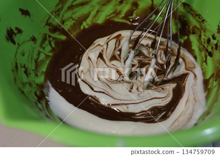用打蛋器攪拌巧克力麵團，以及製作大理石紋糖果的工藝 134759709