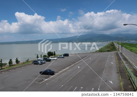 路過的汽車 路過的汽車 134759841