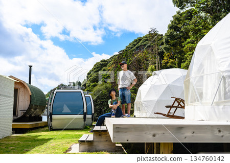一對情侶在豪華露營地觀光（照片由 Oki Seaside Resort Miyabi 提供） 134760142