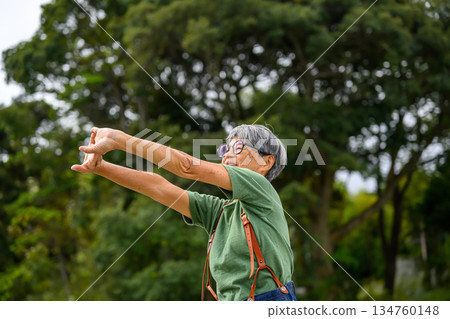 老婦人在戶外鍛煉 134760148