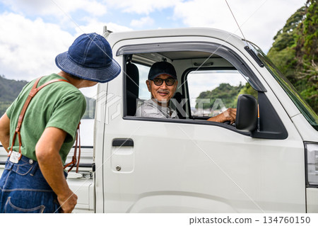 一輛輕型卡車和一對老年夫婦 [照片由沖繩海事公司提供] 134760150
