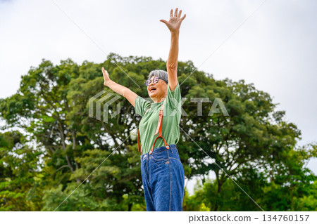 一位老年婦女在戶外歡呼 134760157