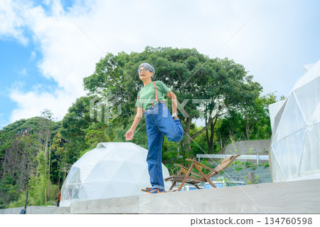 老年婦女在戶外運動 [照片由 Oki 提供] 134760598