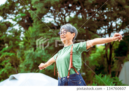一位老婦人在戶外張開雙臂 [照片由沖繩市提供] 134760607