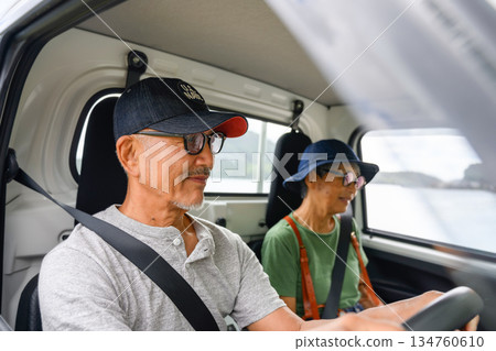 An elderly couple traveling in a light truck [Photography cooperation: Oki An elderly couple traveling in a light truck [Photography cooperation: Oki 134760610