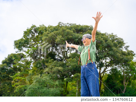 一位老婦人在戶外歡慶 一位老婦人在戶外歡慶 134760612
