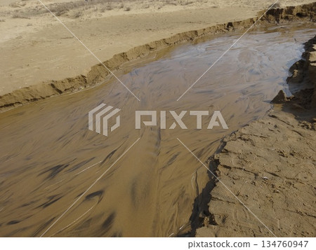 [Tottori] A stream formed in the Tottori Sand Dunes (Tottori City) 134760947