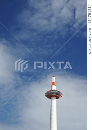 京都塔,背景是美麗的藍天。 京都塔,背景是美麗的藍天。 134761514