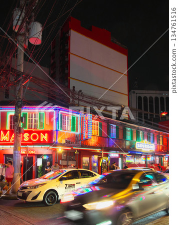 菲律賓在行動－馬尼拉城市景觀中繁華的布爾戈斯街的夜景（2025 年 6 月） 134761516