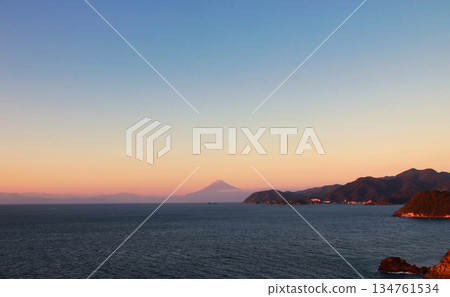 從西豆松崎町眺望富士山和日落，駿河灣的輪廓盡收眼底 134761534
