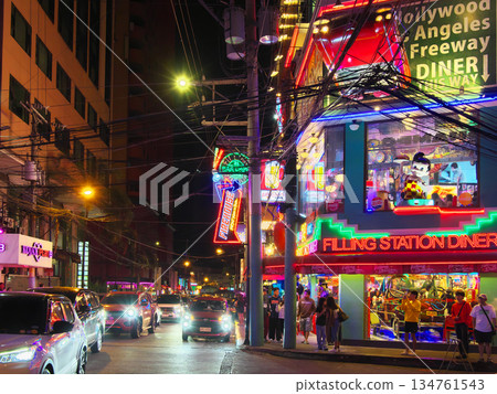 菲律賓在行動－馬尼拉城市景觀中繁華的布爾戈斯街的夜景（2025 年 6 月） 134761543