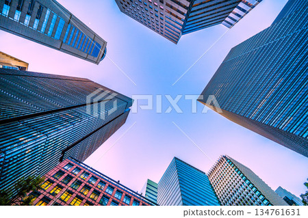 日本東京的都市景觀。日本經濟的低迷……暮色降臨大手町。下班了……不知為何，周圍的景色有些模糊。 = 26日 134761631