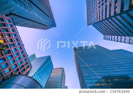 日本東京的都市景觀。日本經濟的低迷…大手町的暮色漸濃。工作的最後一天…相信明天，仰望天空 = 26日 134761640