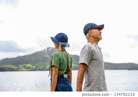 一對老年夫婦在海灘邊欣賞美景。 (圖片由沖繩海濱度假村雅提供) 一對老年夫婦在海灘邊欣賞美景。 (圖片由沖繩海濱度假村雅提供) 134762218