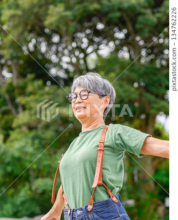 戴眼鏡的女子在戶外玩耍 134762226