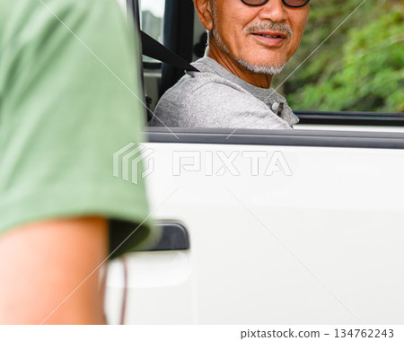 一位老人在車內與人交談。 （圖片由沖繩海濱度假村雅提供） 134762243