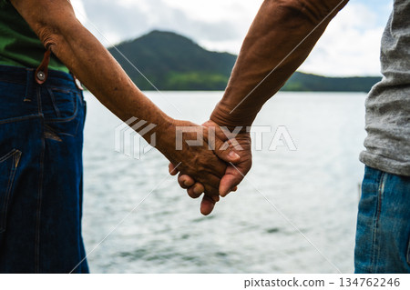 老人手牽手，背影 [照片由沖繩海濱度假村雅提供] 134762246