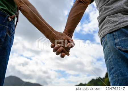 老人家手牽著手 老人家手牽著手 134762247