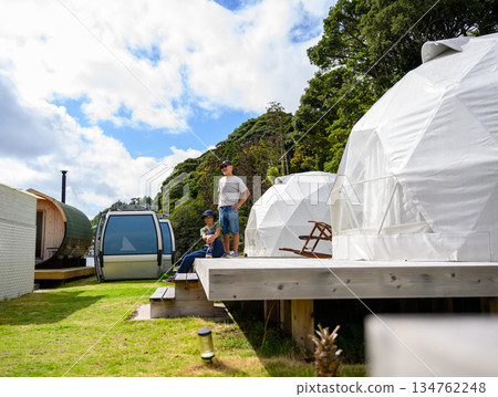 A couple enjoying themselves at a glamping facility [Photo courtesy of Oki Seaside Resort Miyabi] 134762248
