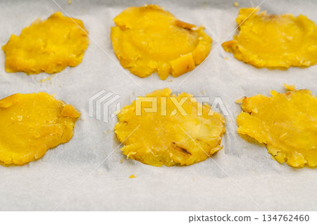 蒸熟的地瓜壓在烤盤上 134762460