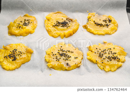 Spread butter on the pressed sweet potato and top with sesame seeds Spread butter on the pressed sweet potato and top with sesame seeds 134762464